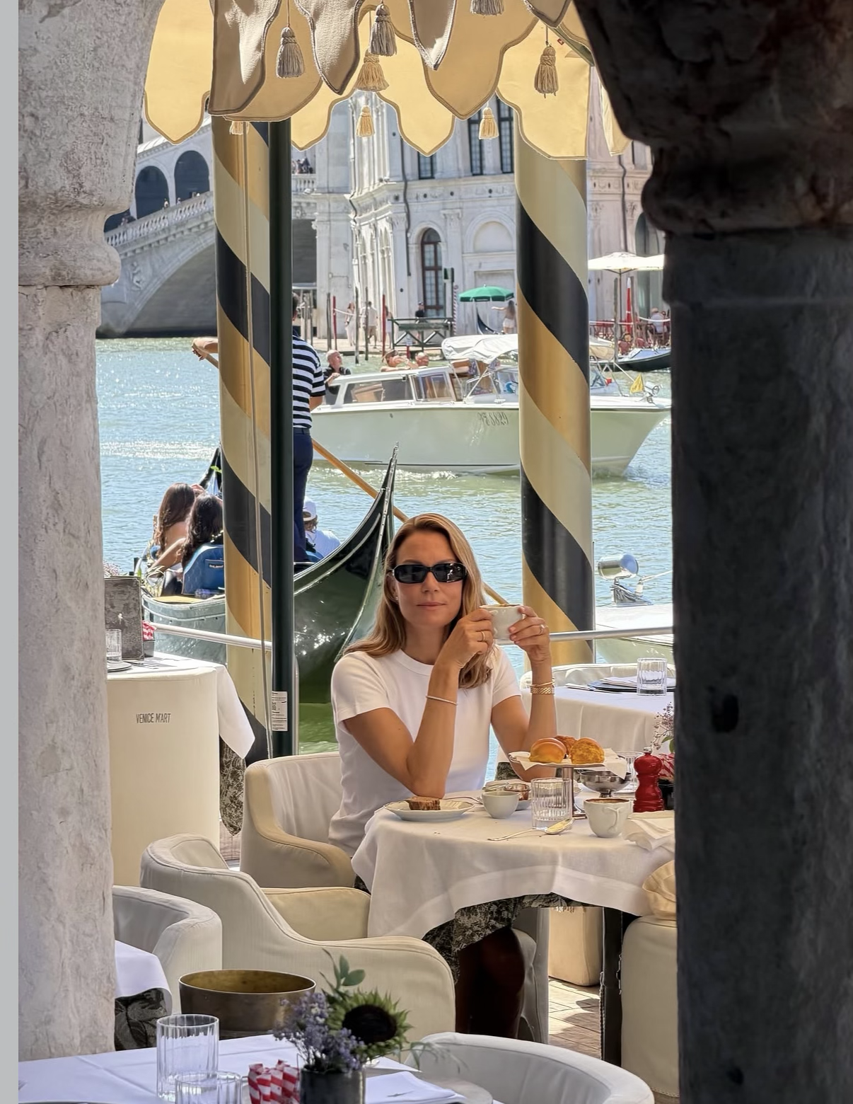 Βίκυ Καγιά: Glam-casual εμφάνιση στα σοκάκια της Βενετίας