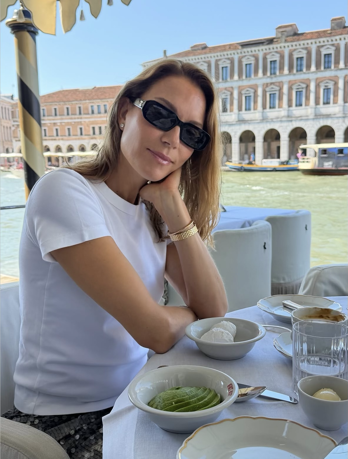Βίκυ Καγιά: Glam-casual εμφάνιση στα σοκάκια της Βενετίας