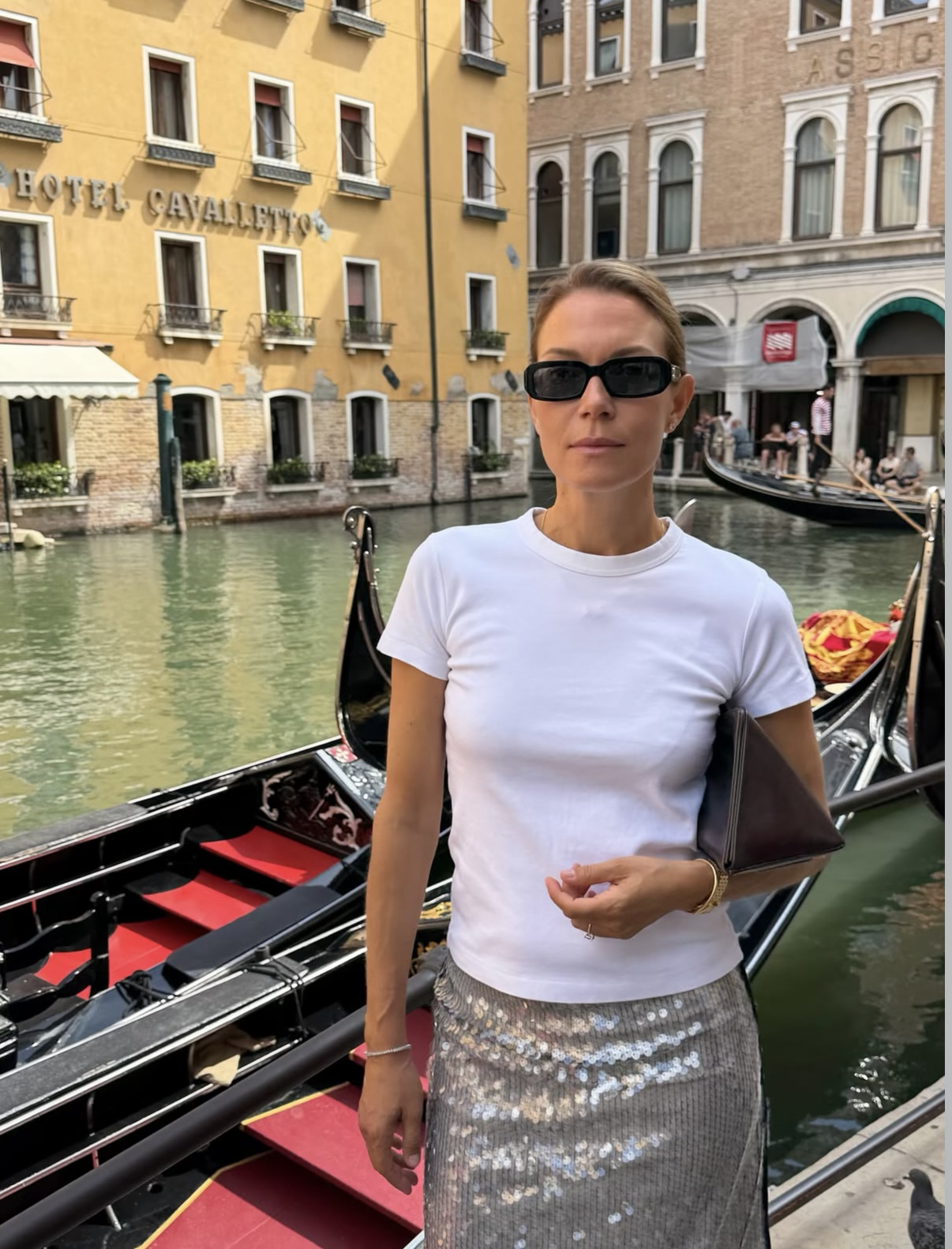 Βίκυ Καγιά: Glam-casual εμφάνιση στα σοκάκια της Βενετίας