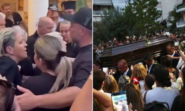 Η σορός του Γιώργου Μαζωνάκη φτάνει στην εκκλησία και περνά μπροστά από την οικογένειά του