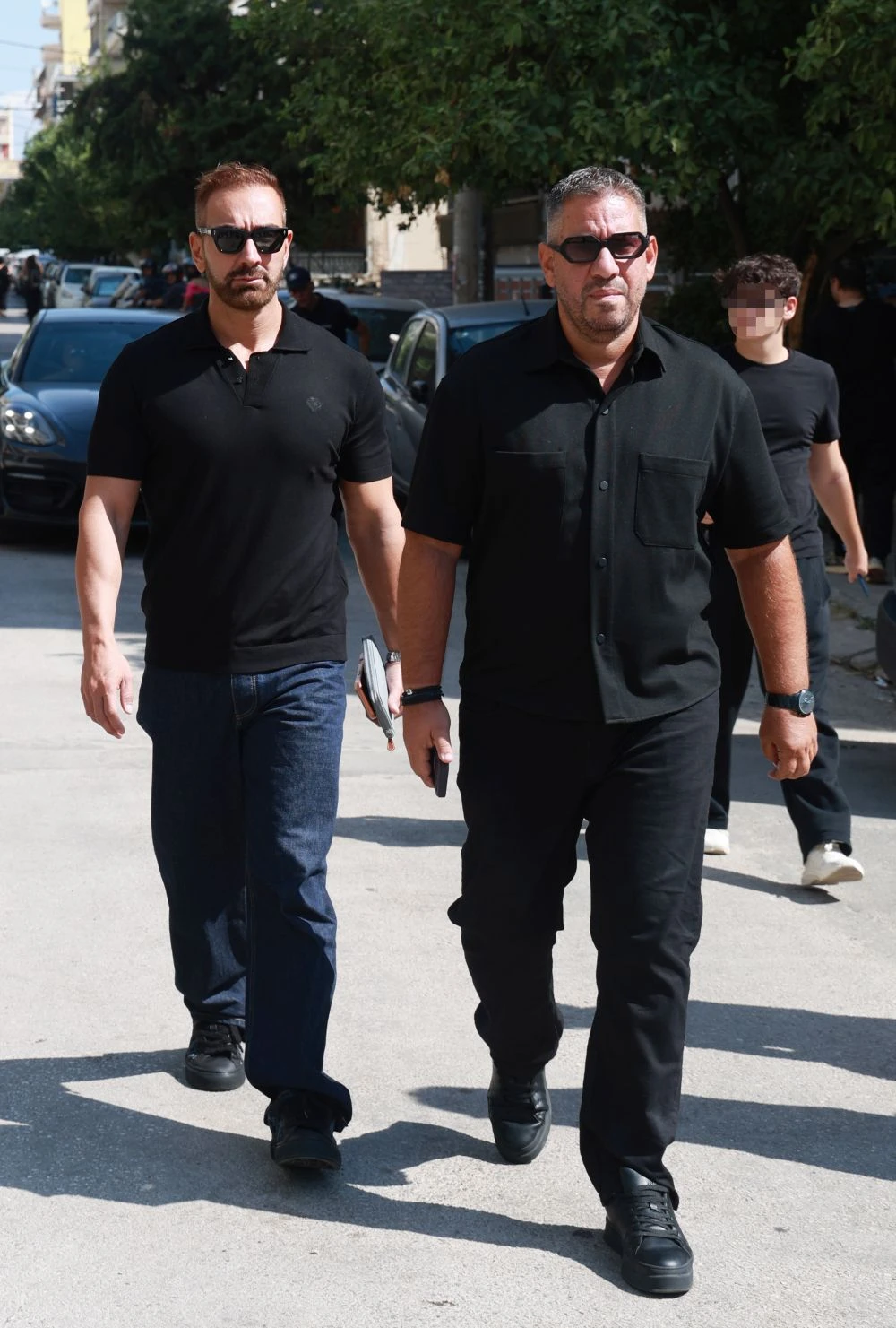 Κηδεία Γιώργου Μαζωνάκη: Πλήθος κόσμου και συγκίνηση στο τελευταίο «αντίο» – Οι επώνυμοι που έδωσαν το «παρών»