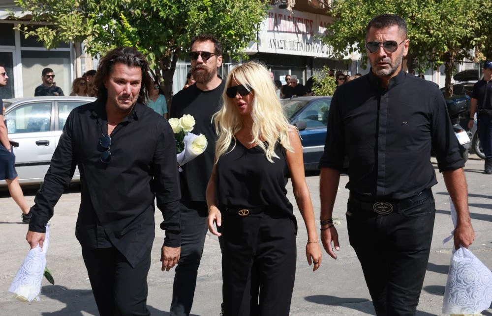 Κηδεία Γιώργου Μαζωνάκη: Πλήθος κόσμου και συγκίνηση στο τελευταίο «αντίο» – Οι επώνυμοι που έδωσαν το «παρών»