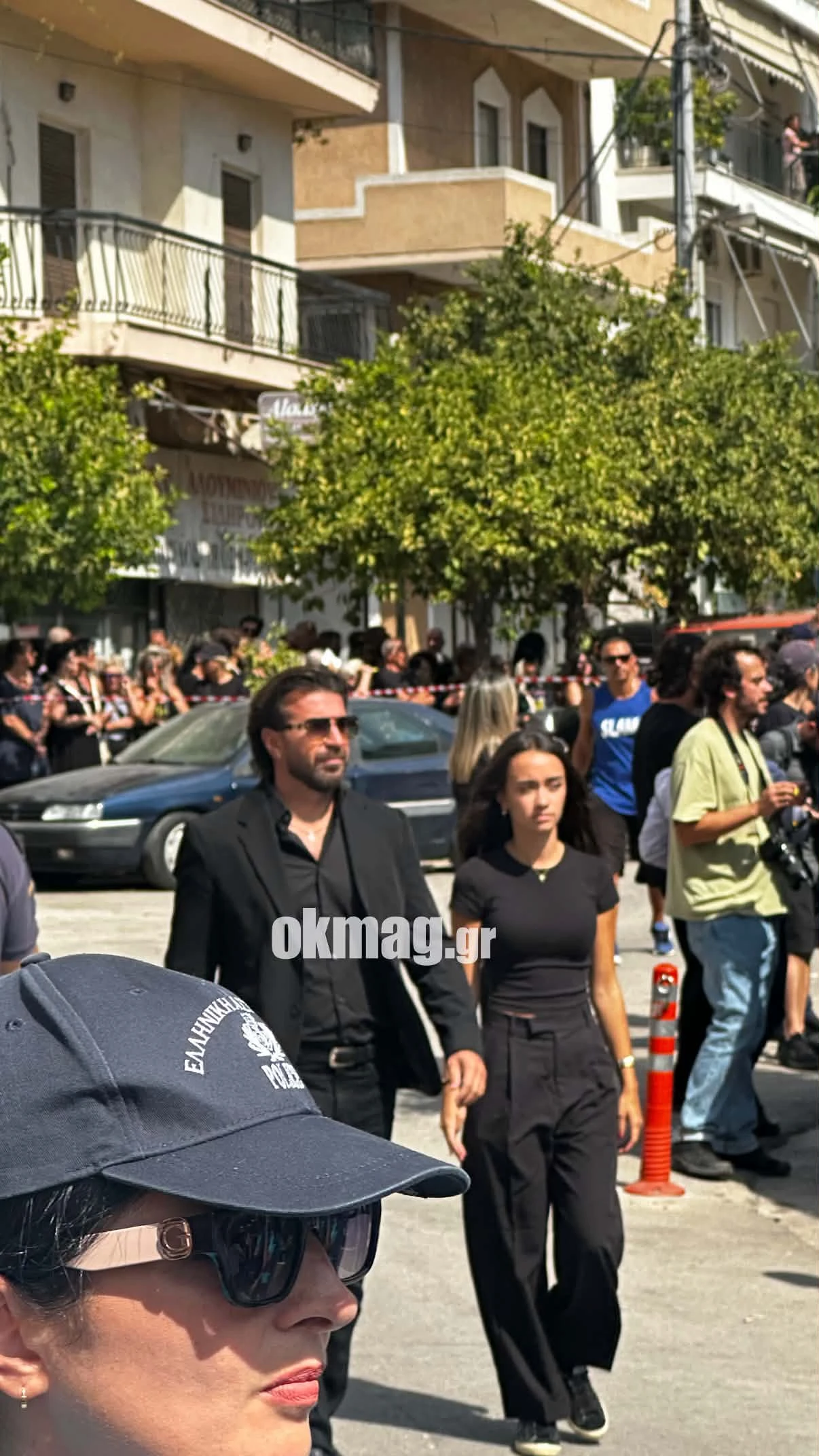 Κηδεία Γιώργου Μαζωνάκη: Πλήθος κόσμου και συγκίνηση στο τελευταίο «αντίο» – Οι επώνυμοι που έδωσαν το «παρών»