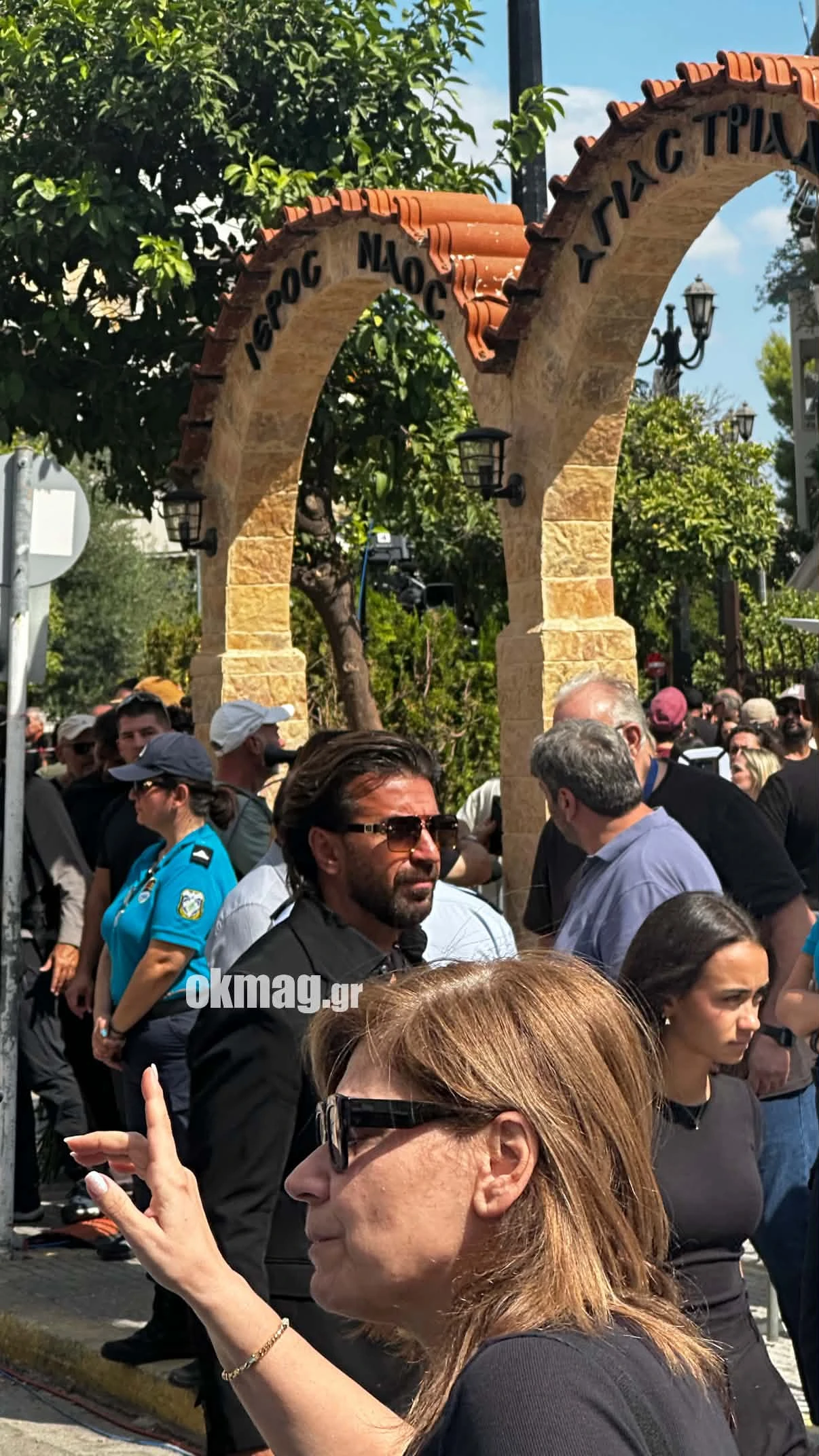Κηδεία Γιώργου Μαζωνάκη: Πλήθος κόσμου και συγκίνηση στο τελευταίο «αντίο» – Οι επώνυμοι που έδωσαν το «παρών»