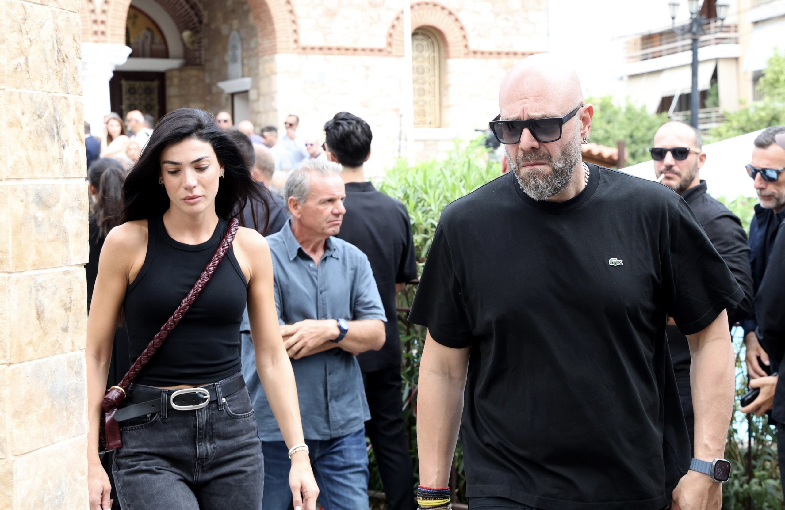 Κηδεία Γιώργου Μαζωνάκη: Στο πλευρό της οικογένειας συνάδελφοι και φίλοι
