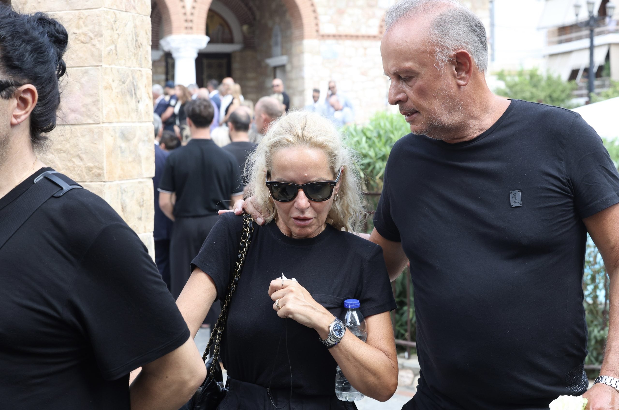 Κηδεία Γιώργου Μαζωνάκη: Στο πλευρό της οικογένειας συνάδελφοι και φίλοι