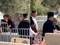 Γιώργος Μαζωνάκης: Βαρύ κλίμα στο τρισάγιο του τραγουδιστή, συντετριμμένες η αδερφή του Βάσω και η μητέρα του