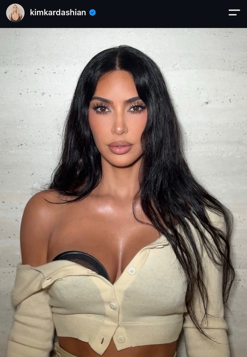 Kim Kardashian: Το μικρό cardigan που αναβαθμίζει ένα απλό look