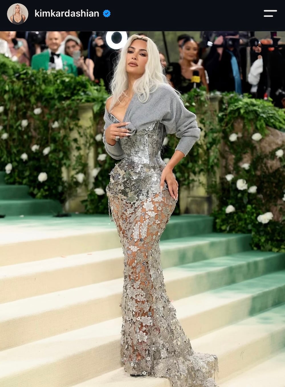 Kim Kardashian: Το μικρό cardigan που αναβαθμίζει ένα απλό look