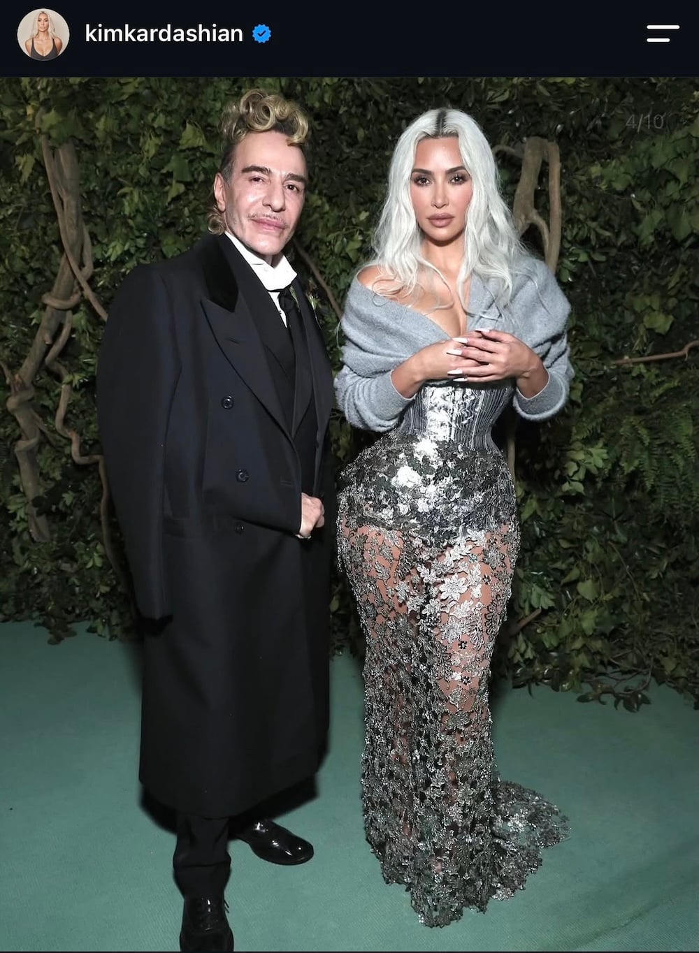 Kim Kardashian: Το μικρό cardigan που αναβαθμίζει ένα απλό look