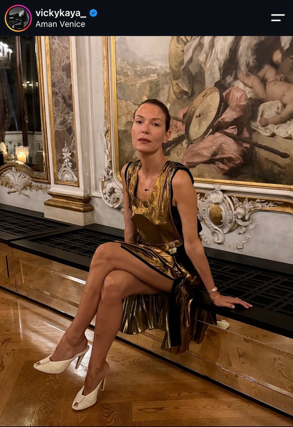 Βίκυ Καγιά: Στη Βενετία με χρυσό vintage Lanvin του Alber Elbaz