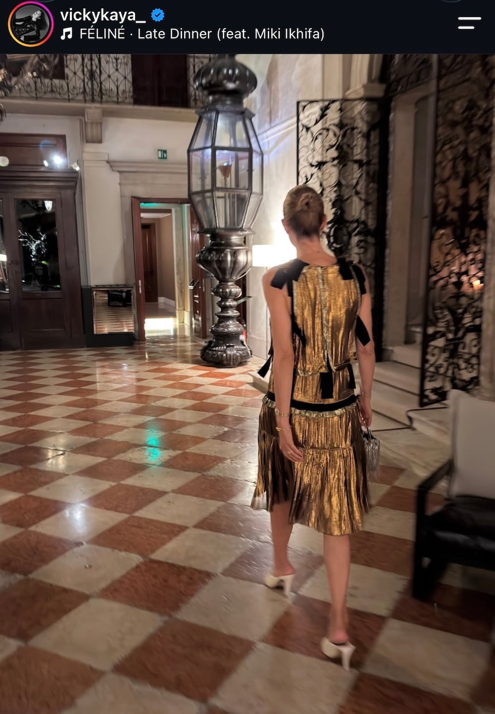 Βίκυ Καγιά: Στη Βενετία με χρυσό vintage Lanvin του Alber Elbaz