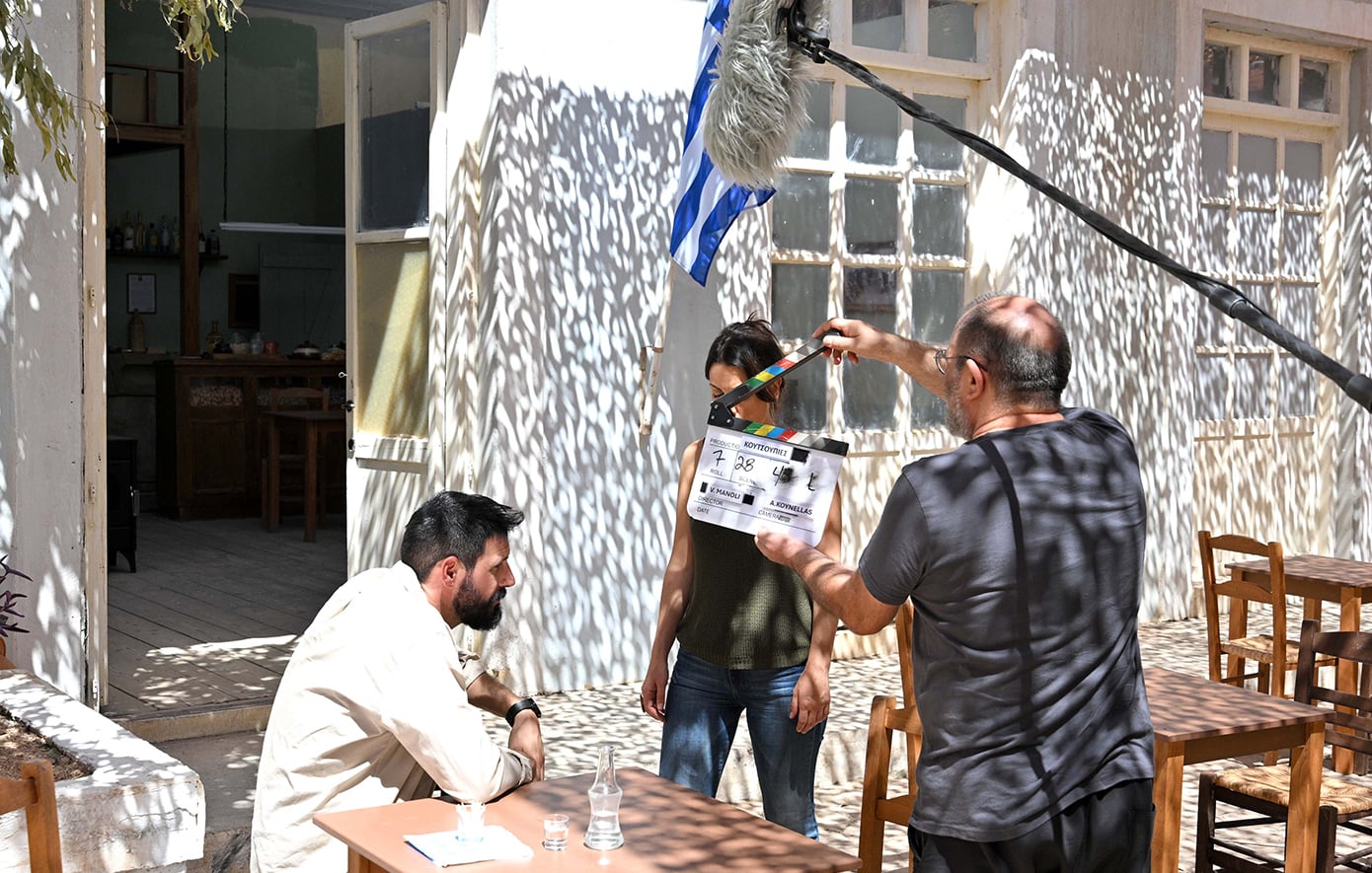 Στα γυρίσματα για τη νέα σειρά της ΕΡΤ – Πότε θα προβληθεί για πρώτη φορά η νέα κωμωδία