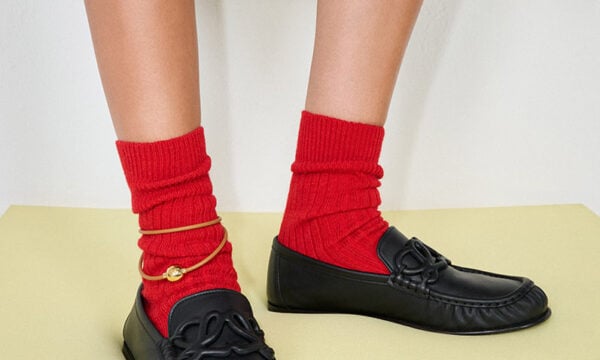Η LOEWE δείχνει με το νέο της loafer πόσο αλλιώς μπορούμε να φορέσουμε τα flat παπούτσια