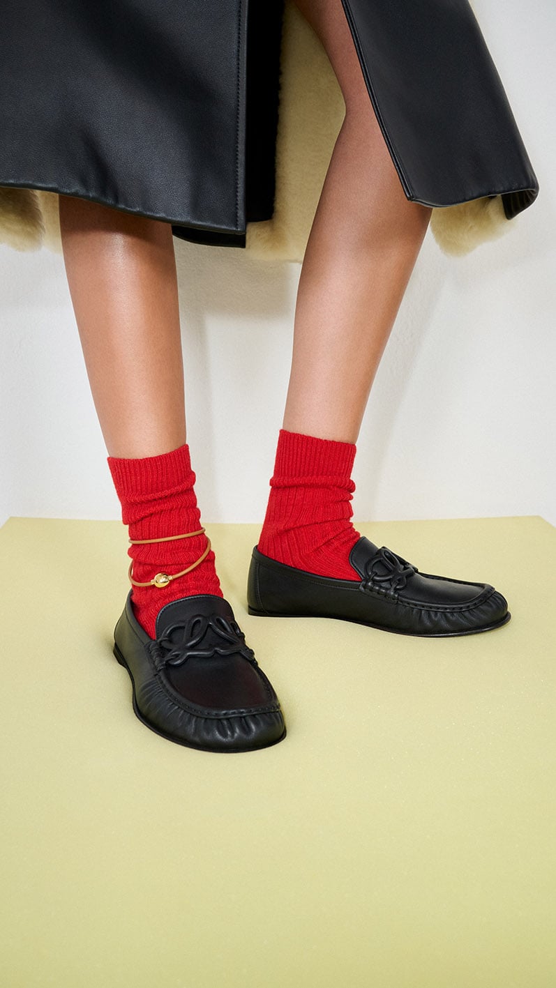 Η LOEWE δείχνει με το νέο της loafer πόσο αλλιώς μπορούμε να φορέσουμε τα flat παπούτσια