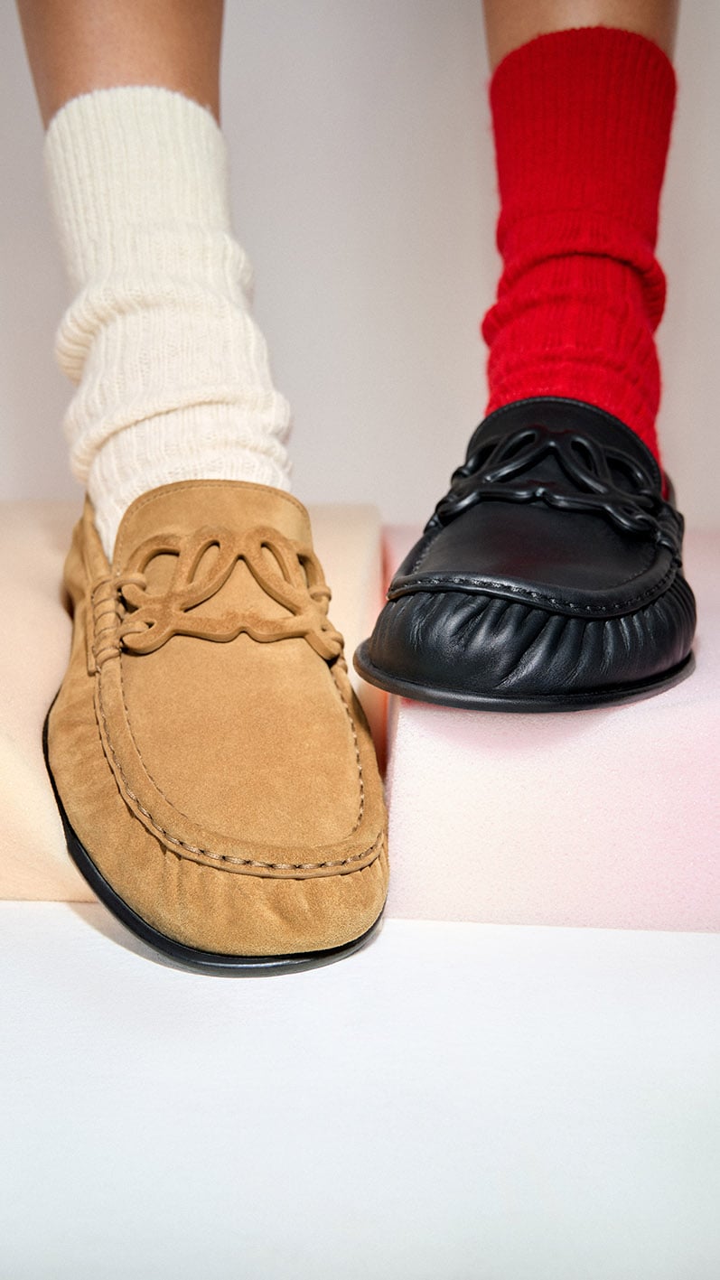 Το νέο loafer Double L της LOEWE κυκλοφορεί σε τέσσερις αποχρώσεις.