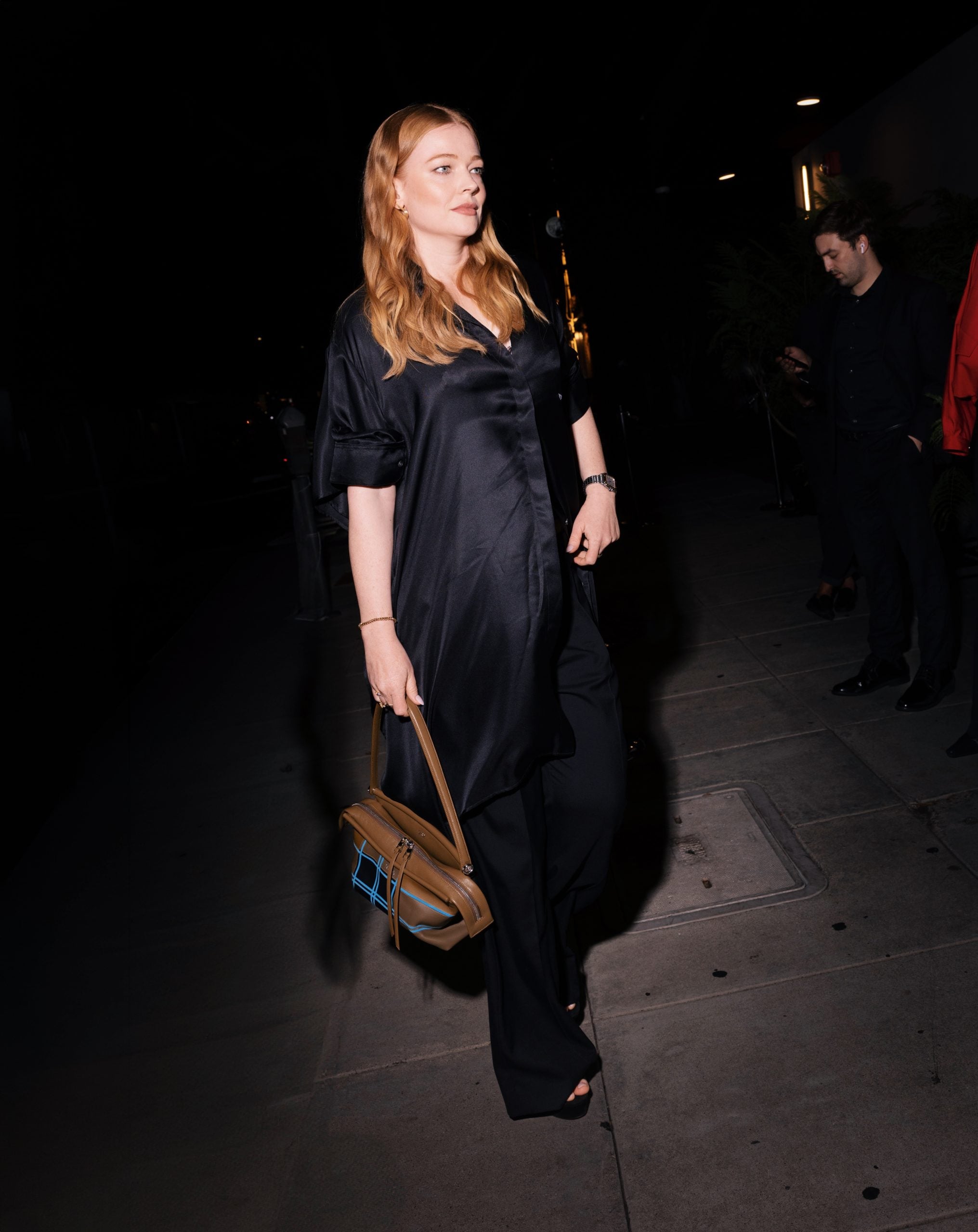 Η Sarah Snook με total black look και την καρό τσάντα Whisker του οίκου Loewe.