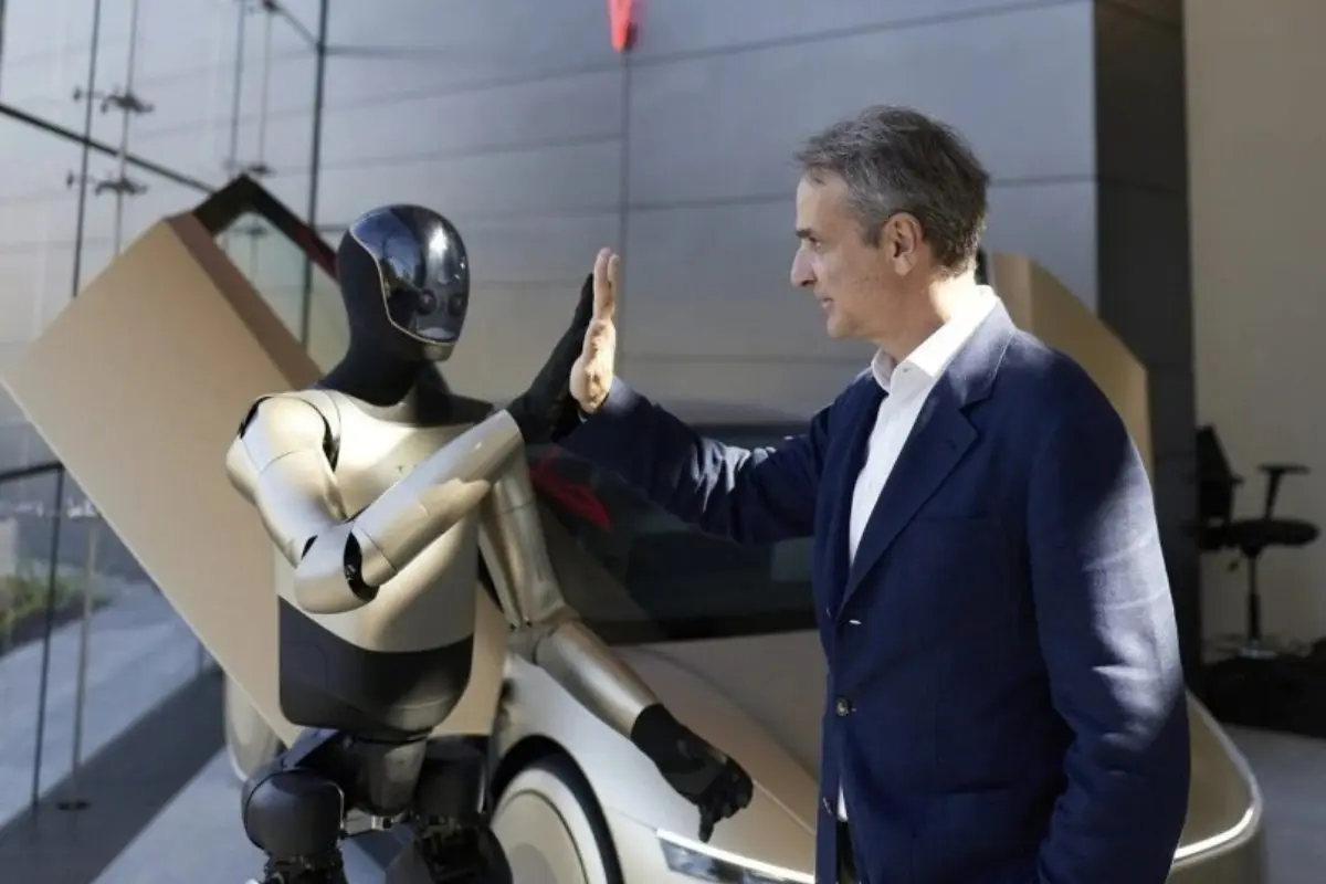 Κυριάκος Μητσοτάκης: High five με τον Optimus του Έλον Μασκ στη Silicon Valley