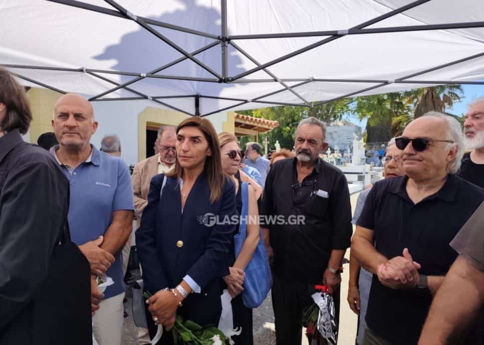 Το ετήσιο μνημόσυνο του Μίκη Θεοδωράκη σε κλίμα συγκίνησης: Βίντεο και φωτογραφίες