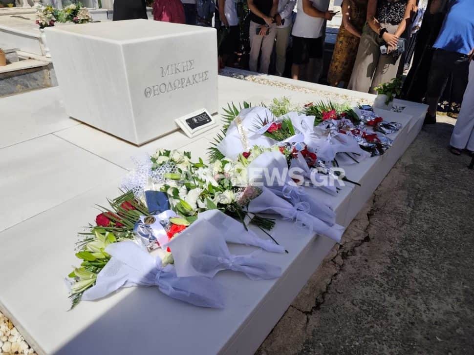 Το ετήσιο μνημόσυνο του Μίκη Θεοδωράκη σε κλίμα συγκίνησης: Βίντεο και φωτογραφίες