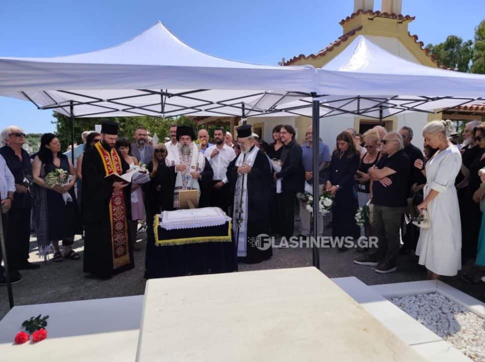 Το ετήσιο μνημόσυνο του Μίκη Θεοδωράκη σε κλίμα συγκίνησης: Βίντεο και φωτογραφίες