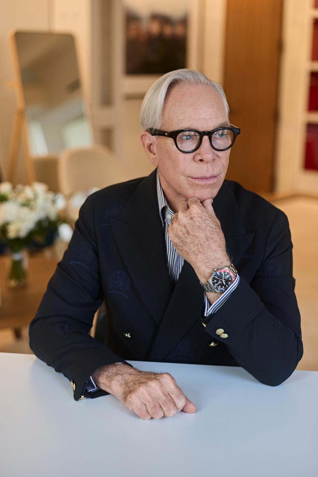 Η ιδέα για τον MR. HILFIGER 01 ξεκίνησε από τα γυαλιά που φορά ο ίδιος ο Tommy Hilfiger. Το κλασικό Wellington σχήμα διατηρείται, αλλά οι αναλογίες γίνονται πιο σύγχρονες, με απαλά στρογγυλεμένους φακούς, πιο έντονο acetate και compact γραμμή.