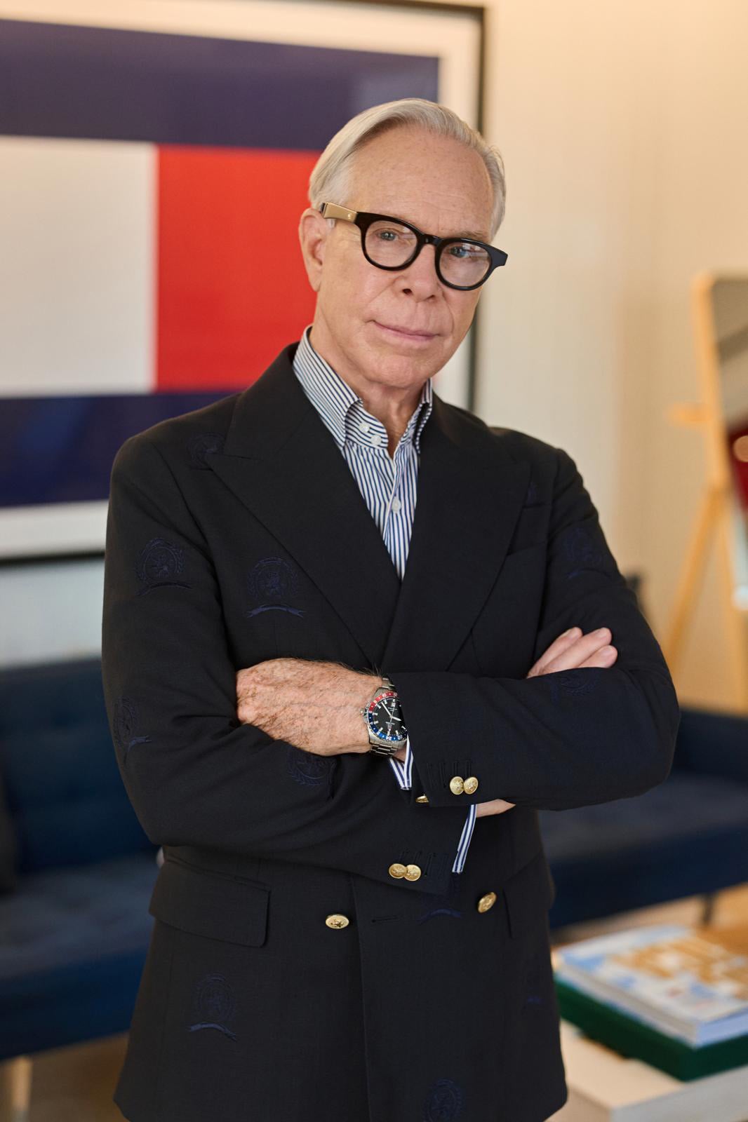 Η ιδέα για τον MR. HILFIGER 01 ξεκίνησε από τα γυαλιά που φορά ο ίδιος ο Tommy Hilfiger. Το κλασικό Wellington σχήμα διατηρείται, αλλά οι αναλογίες γίνονται πιο σύγχρονες, με απαλά στρογγυλεμένους φακούς, πιο έντονο acetate και compact γραμμή.