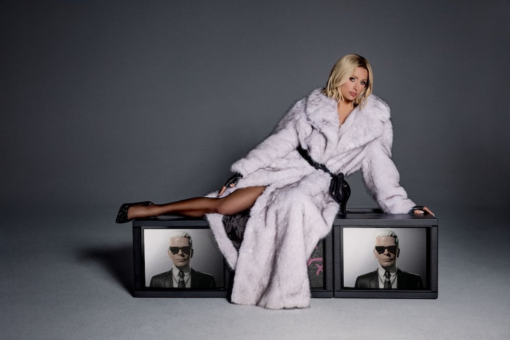 Paris Hilton: Ξανά ambassador του Karl Lagerfeld μετά τις διακοπές στην Ελλάδα