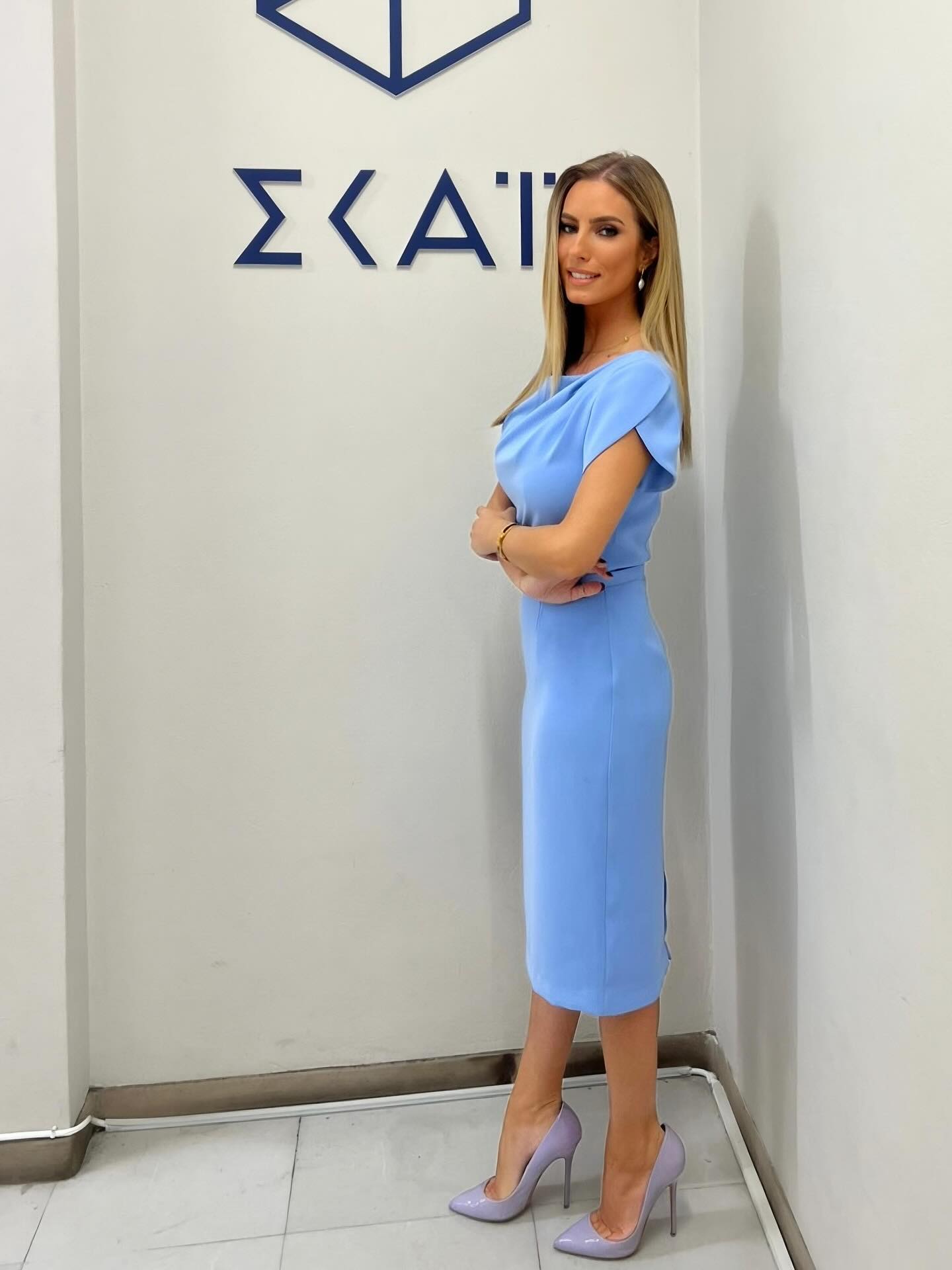 Η Ελληνίδα παρουσιάστρια δελτίου ειδήσεων μας συστήνει τη μαμά της