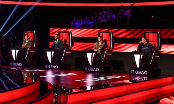 The Voice: Η τραγουδίστρια συζητάει για τη θέση του Μαζωνάκη στο talent show