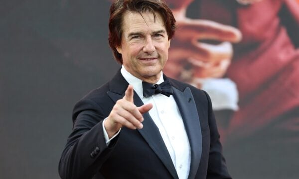Tom Cruise: Το νέο look με καστανοκόκκινα μαλλιά και τα ψηλοτάκουνα μποτάκια