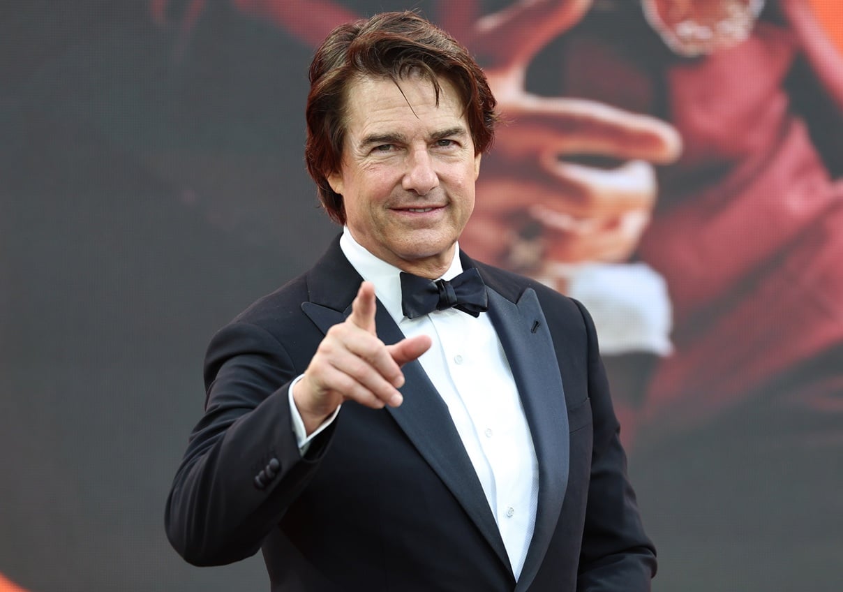 Tom Cruise: Το νέο look με καστανοκόκκινα μαλλιά και τα ψηλοτάκουνα μποτάκια