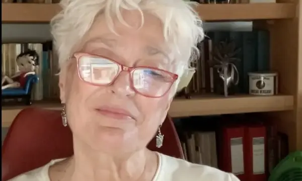 Αφροδίτη Μάνου για Μαζωνάκη: «Δεν θέλω να πω κάτι» – «Ό,τι έχω να γράψω, τα γράφω στον τοίχο μου»