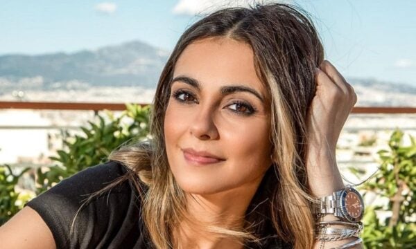 Αγγελική Δαλιάνη: Συνεχίζει τις βουτιές με λευκό μπικίνι