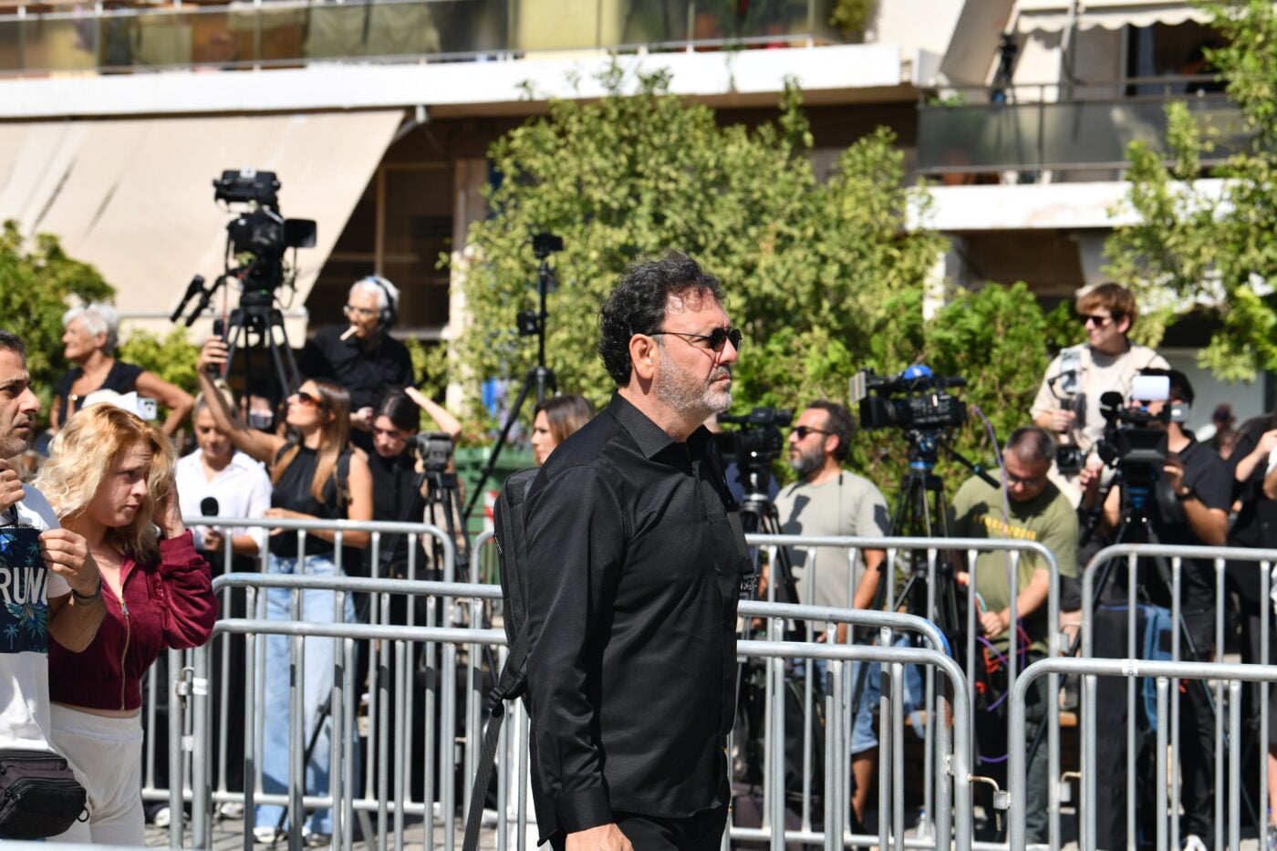 Κηδεία Γιώργου Μαζωνάκη: Συγκίνηση στο τελευταίο αντίο στο «παιδί της νύχτας»