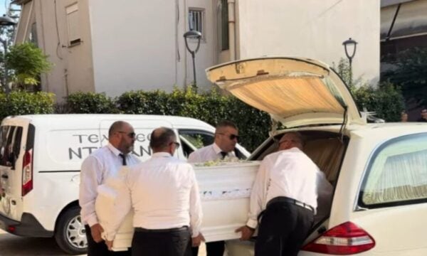 Όλγα και Γωγώ Φαρμάκη: Το τελευταίο αντίο στον 32χρονο αδελφό τους στο Αγρίνιο