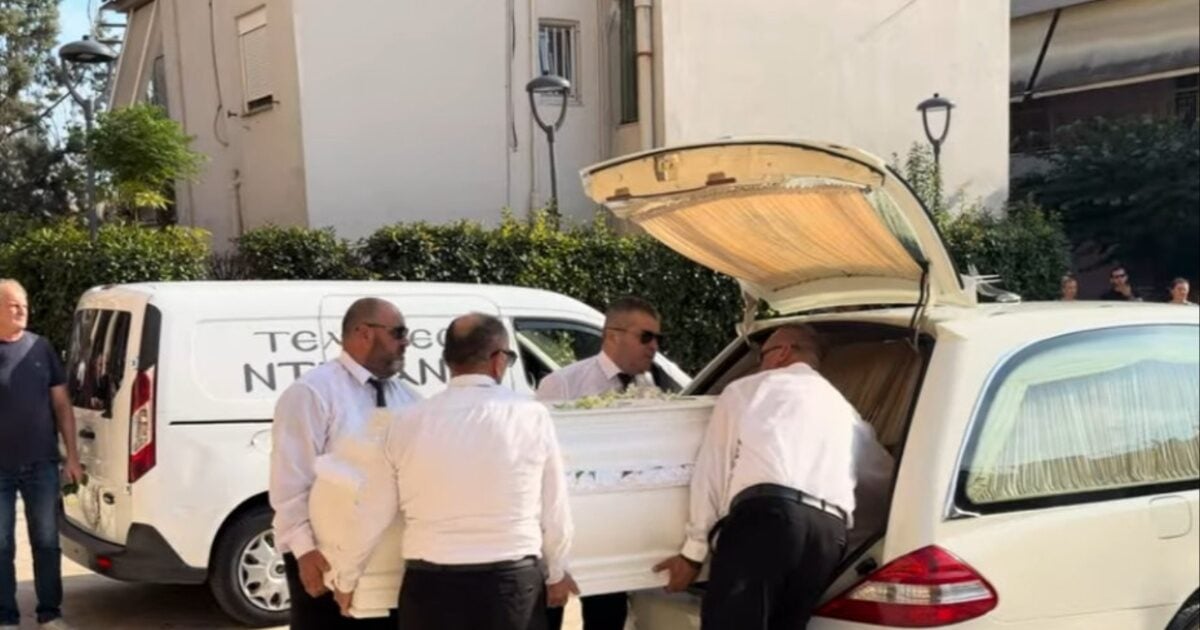 Όλγα και Γωγώ Φαρμάκη: Το τελευταίο αντίο στον 32χρονο αδελφό τους στο Αγρίνιο