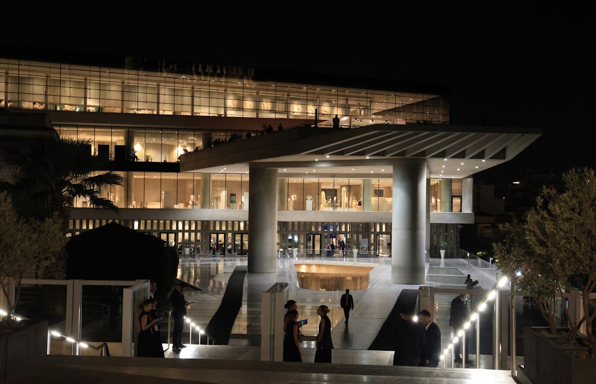 Κυριάκος Μητσοτάκης – Μαρέβα Γκραμπόφσκι στο Μουσείο της Ακρόπολης για το δείπνο της UNESCO με καλεσμένη και την Άννα Βίσση
