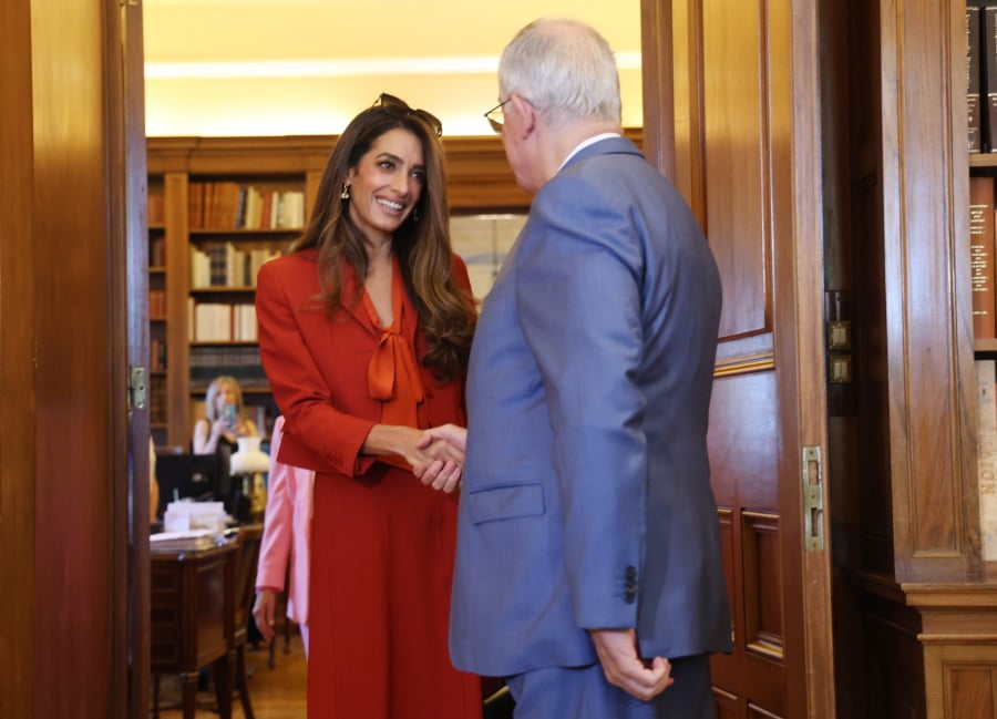 Αμάλ Αλαμουντίν Κλούνεϊ στην Αθήνα: Η κομψή εμφάνιση στο Προεδρικό Μέγαρο και η συνάντηση με τον Κωνσταντίνο Τασούλα