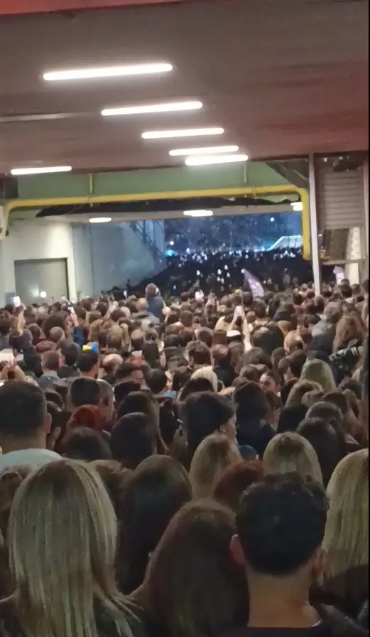 Άννα Βίσση: «Αν γίνει κάτι τώρα εδώ, τη βάψαμε!», είπε άνδρας ασφαλείας στη συναυλία-«κινούμενη βόμβα» της 70χρονης Βίσση