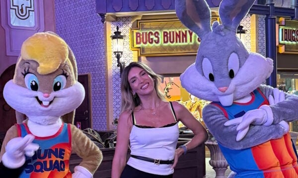 Αθηνά Οικονομάκου: Εντυπωσιάστηκε από το Warner Bros. World στο Άμπου Ντάμπι με φωτογραφίες και βίντεο