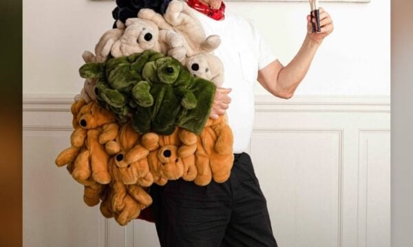 Η Barbie ντύθηκε με το διάσημο παλτό του Jean-Charles de Castelbajac