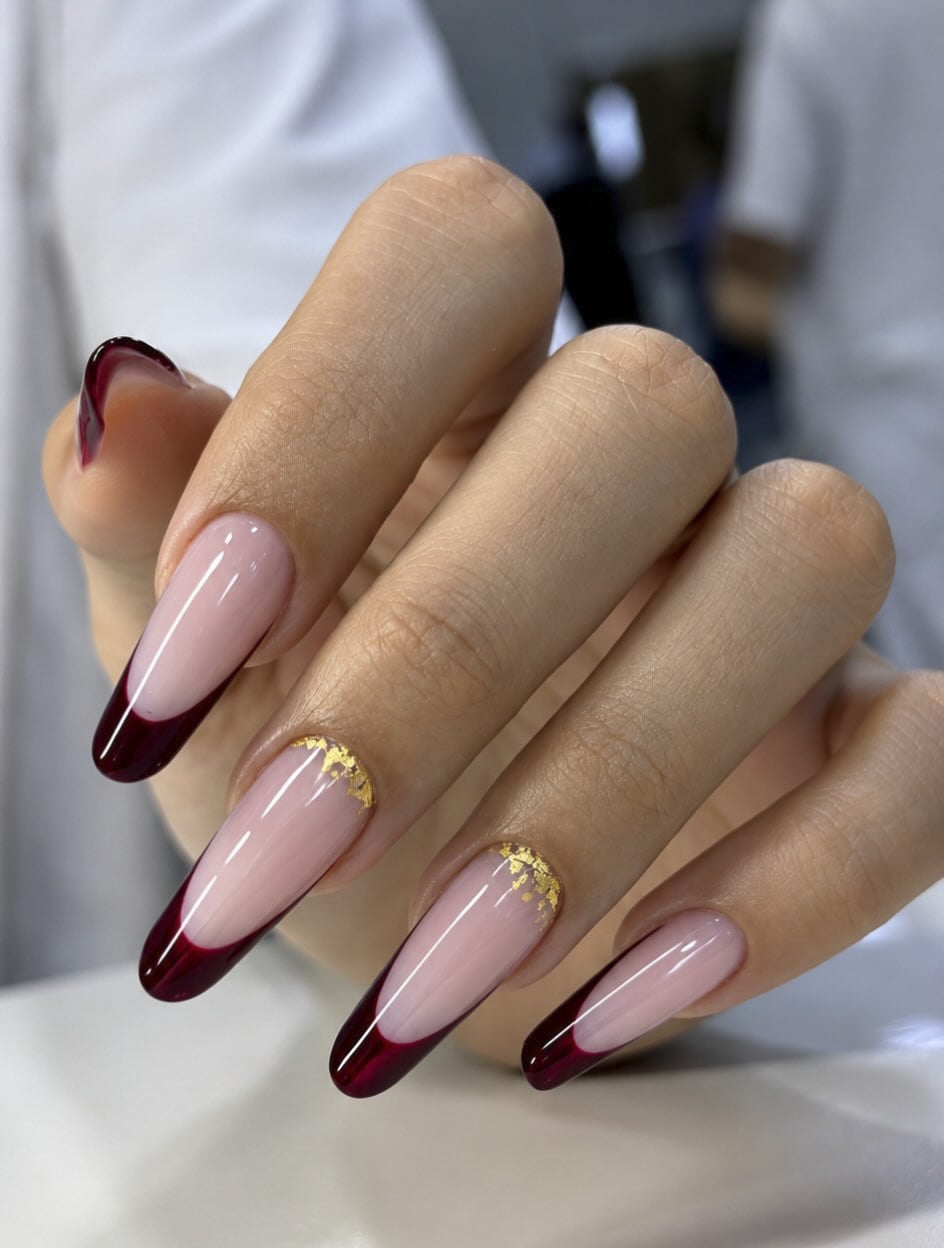 Burgundy nails: Η chic απόχρωση που θα λατρέψεις για το μανικιούρ του Οκτωβρίου