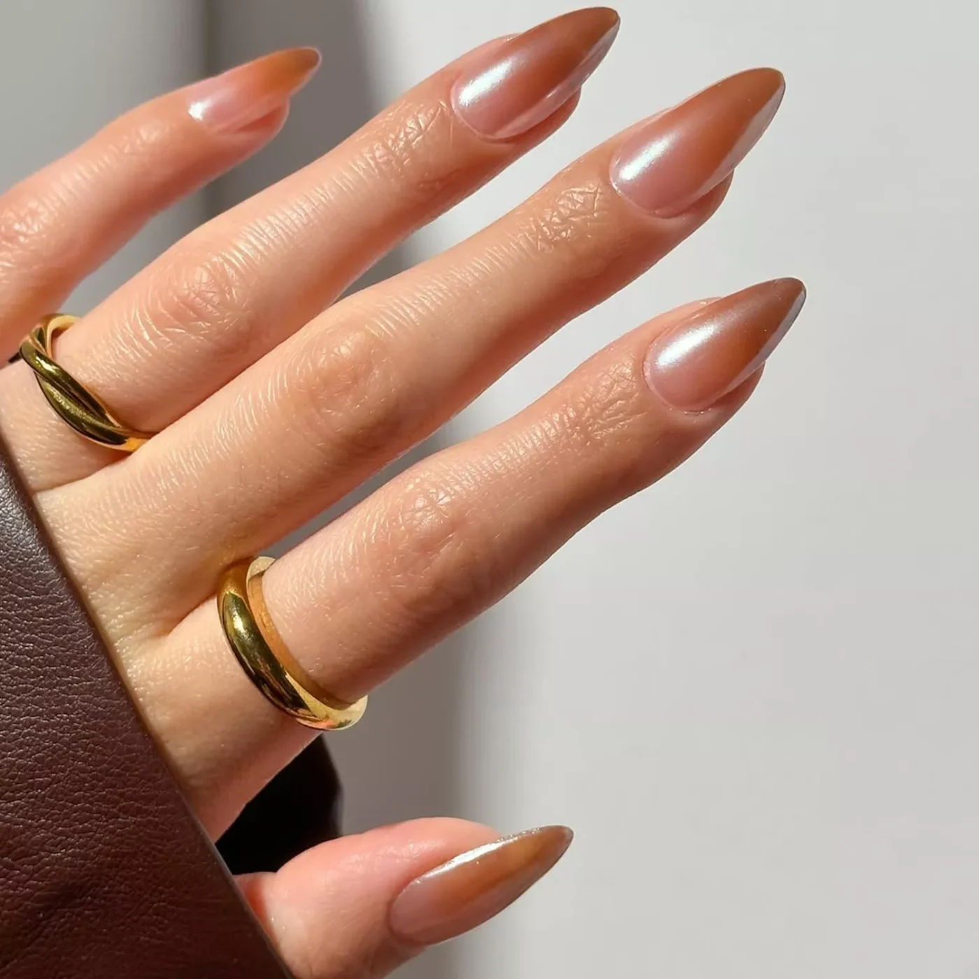 Caramel Nails: Η neutral απόχρωση που θα βλέπουμε παντού το φθινόπωρο και τον χειμώνα