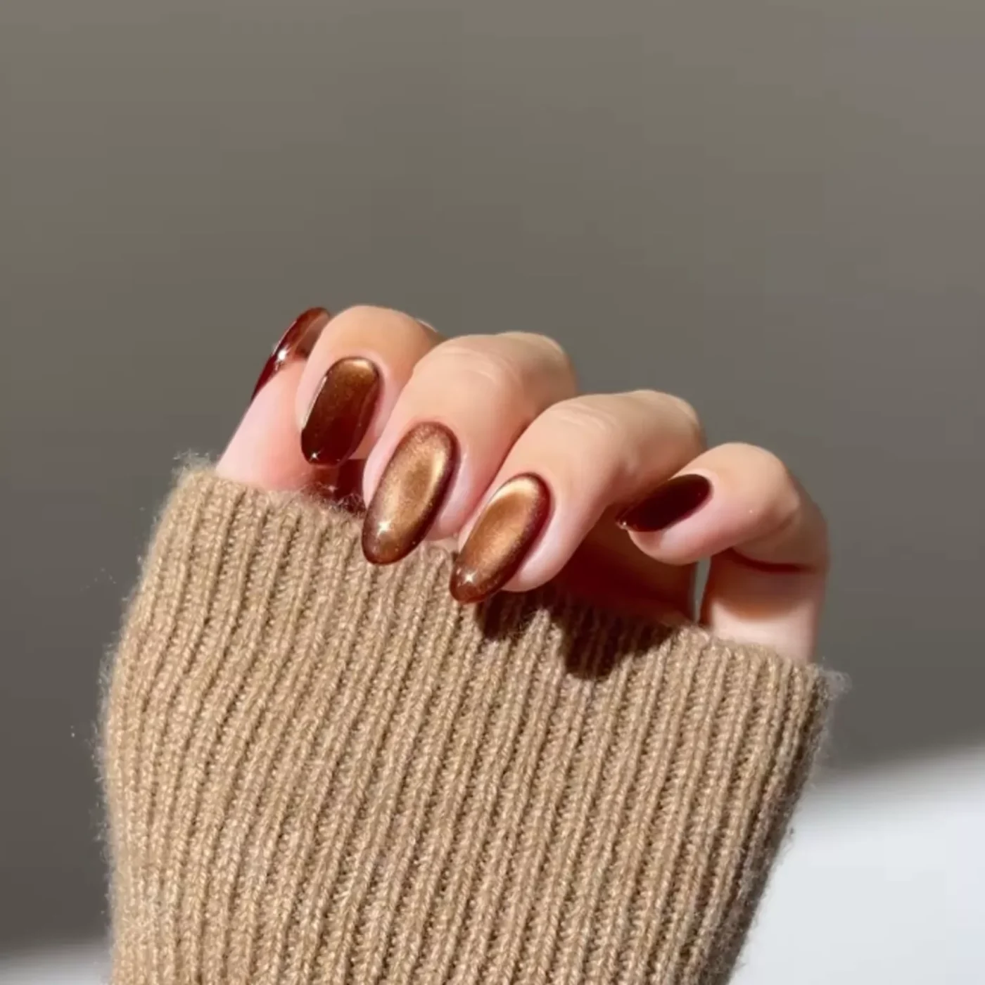 Caramel Nails: Η neutral απόχρωση που θα βλέπουμε παντού το φθινόπωρο και τον χειμώνα
