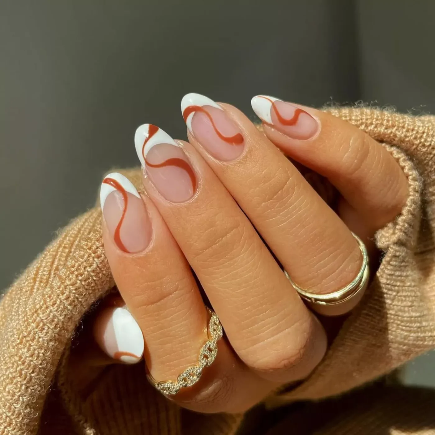 Caramel Nails: Η neutral απόχρωση που θα βλέπουμε παντού το φθινόπωρο και τον χειμώνα