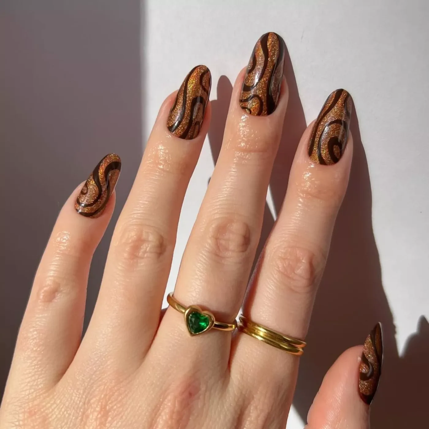 Caramel Nails: Η neutral απόχρωση που θα βλέπουμε παντού το φθινόπωρο και τον χειμώνα