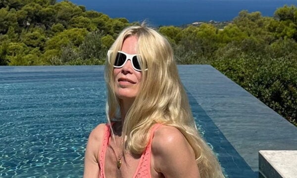 Η Κλόντια Σίφερ επέστρεψε στην Ελλάδα – Καλοκαιρινές φωτογραφίες με μπικίνι στα 56 της