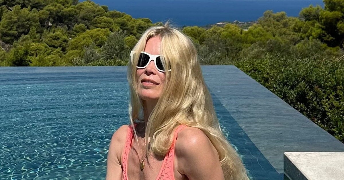 Η Κλόντια Σίφερ επέστρεψε στην Ελλάδα – Καλοκαιρινές φωτογραφίες με μπικίνι στα 56 της