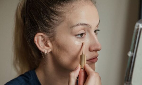 Concealer και foundation: Πρέπει το concealer να είναι πιο ανοιχτό; Οι makeup artists απαντούν